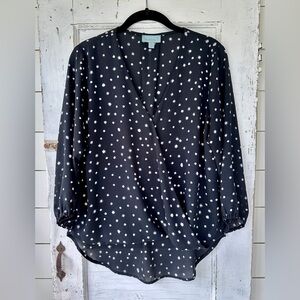 VERONICA M, NWOT, WOMENS, V-NECK TOP WITH FRONT CROSSOVER DESIGN. SIZE M